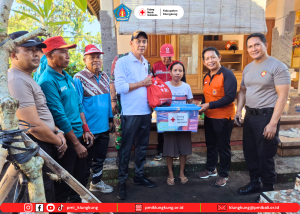 Sinergi Kemanusiaan: Wakil Bupati Klungkung Pimpin Gotong Royong dan Penyerahan Bantuan PMI di Desa Timuhun
