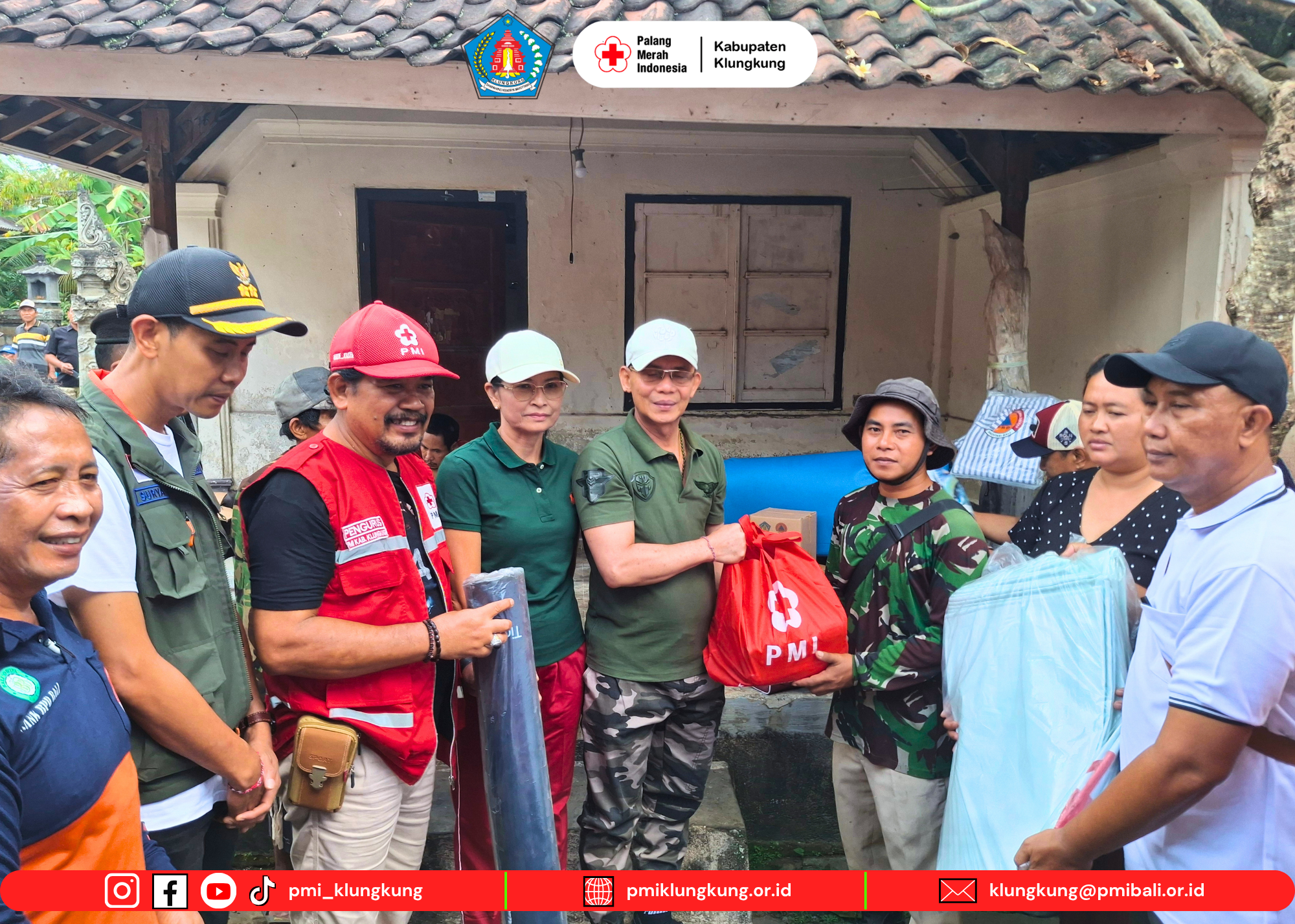 PMI Klungkung Hadir di Tengah Duka, Bersihkan Puing dan Salurkan Bantuan bagi Korban Kebakaran