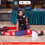 Semangat Kemanusiaan di Tengah Persami, PMR SMPN 2 Semarapura Belajar Pertolongan Pertama