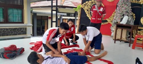 Pelatihan Pertolongan Pertama Anggota Pramuka Penggalang SMPN 3 Semarapura