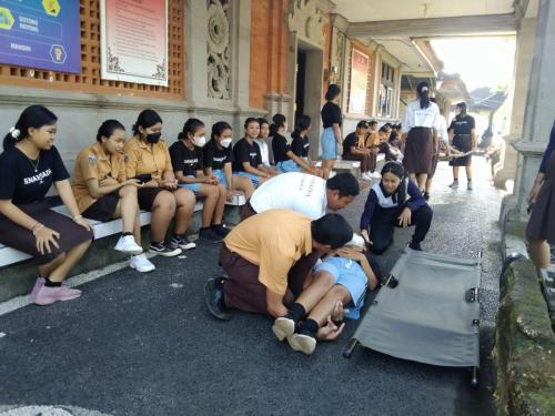 Latihan Pertolongan Pertama Anggota Baru PMR Wira SMAN 1 Dawan