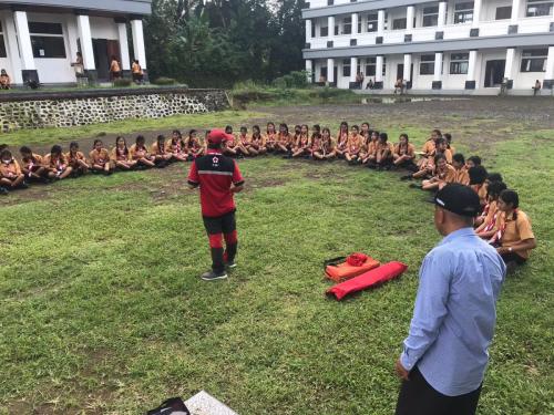 Memberikan Pelatihan Pertolongan Pertama Anggota Baru PMR Wira SMAN 1 Abang-Karangasem