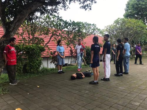 Pelatihan Pertolongan Pertama Anggota PMR Wira SMAN 3 Amlapura
