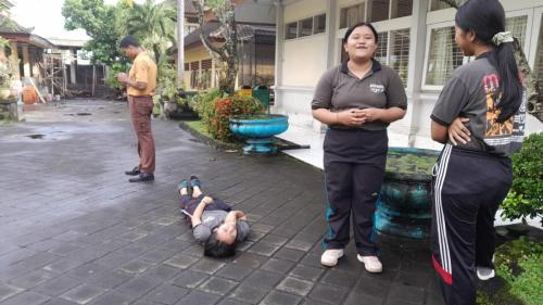 Pelatihan Pertolongan Pertama Anggota PMR Wira SMAN 2 Amlapura