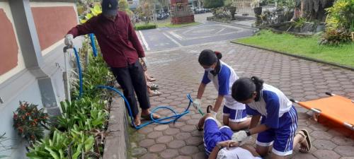 Pelatihan Pertolongan Pertama Anggota PMR Wira SMAN 1 Selat