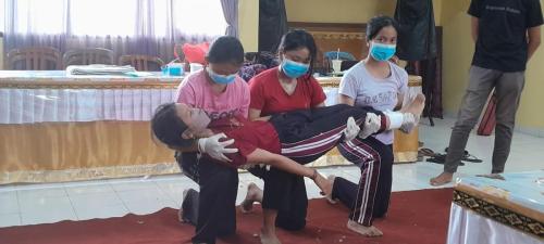 Anggota PMR WISMA YRC Latihan Pertolongan Pertama