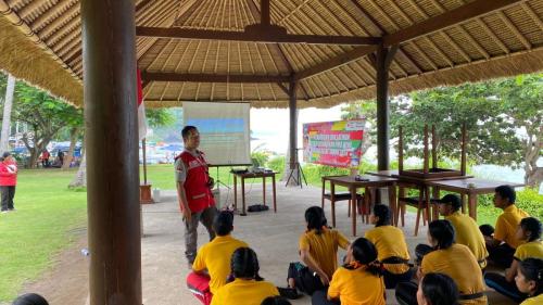 Meberikan Materi Orientasi Kepalangmerahan Pelantikan Anggota Baru PMR Wira SMAN 1 Selat, Karangasem
