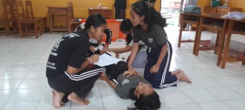 Pelatihan Pertolongan Pertama Anggota PMR Wira SMAN 2 Amlapura