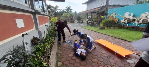 Pelatihan Pertolongan Pertama Anggota PMR Wira SMAN 1 Selat