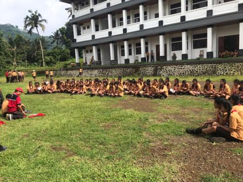 Memberikan Pelatihan Pertolongan Pertama Anggota Baru PMR Wira SMAN 1 Abang-Karangasem