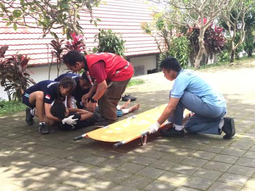 Pelatihan Pertolongan Pertama Anggota PMR Wira SMAN 3 Amlapura
