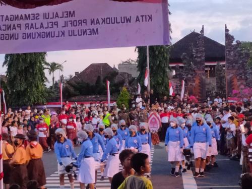 PMR Madya SMPN 2 Semarapura Beraksi di Karnaval Kabupaten Klungkung