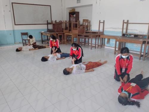 Latihan Pertolongan Pertama PMR Wira SMK Pariwisata PGRI Klungkung