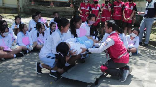 Latihan Pertolongan Pertama Anggota Baru PMR Wira SMAN 1 Dawan