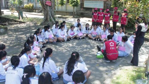 Latihan Pertolongan Pertama Anggota Baru PMR Wira SMAN 1 Dawan