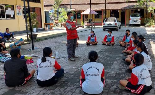 Pemberian-Materi-Pertolongan-Pertama-Pelantikan-PMR-Wira-SMA-Par.-PGRI-Dawan-KLK