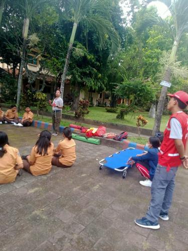 Pelatihan Pertolongan Pertama Anggota PMR Wira SMKN 1 Klungkung