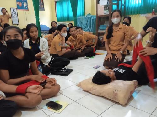Pelatihan Pertolongan Pertama Anggota PMR Wira SMKN 1 Klungkung